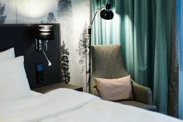 Фото номера Стандартный двухместный номер с 2 отдельными кроватями Отель Hotel Sveitsi г. Хювинкяя 6
