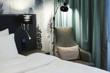 Фото номера Стандартный двухместный номер с 2 отдельными кроватями Отель Hotel Sveitsi г. Хювинкяя 3